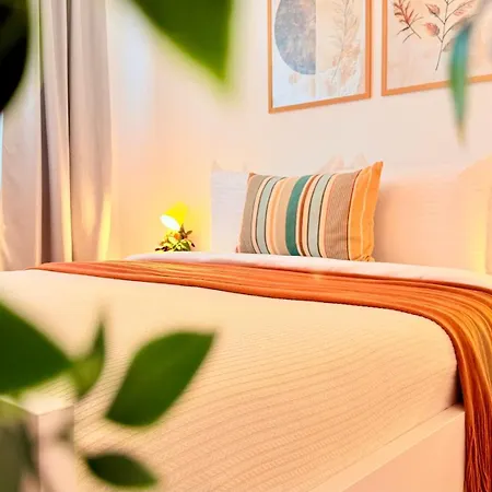 Apartment Golden Brown Comfort - Warm Bright 1br