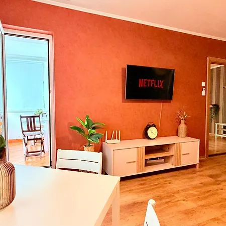 Golden Brown Comfort - Warm Bright 1br