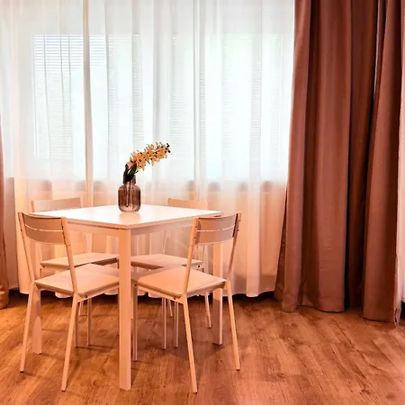 Golden Brown Comfort - Warm Bright 1br Apartment