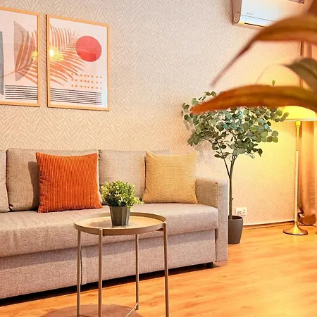 Golden Brown Comfort - Warm Bright 1br Apartment