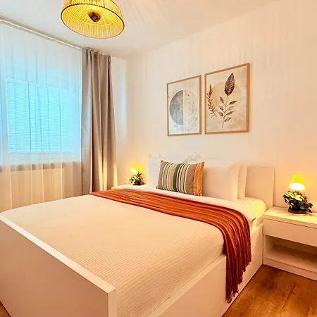 Apartment Golden Brown Comfort - Warm Bright 1br