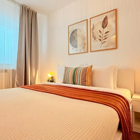 Golden Brown Comfort - Warm Bright 1br *
