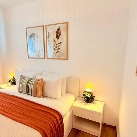 Apartment Golden Brown Comfort - Warm Bright 1br