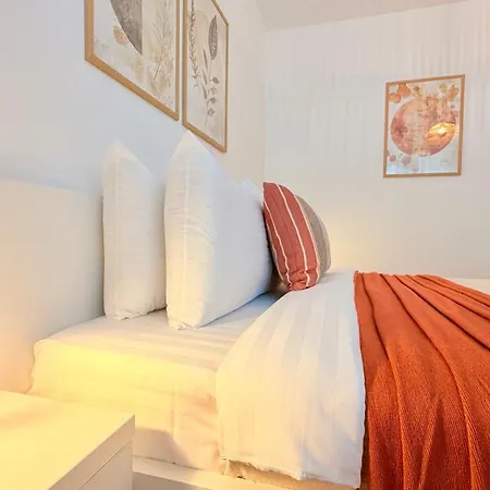 Golden Brown Comfort - Warm Bright 1br Apartment *