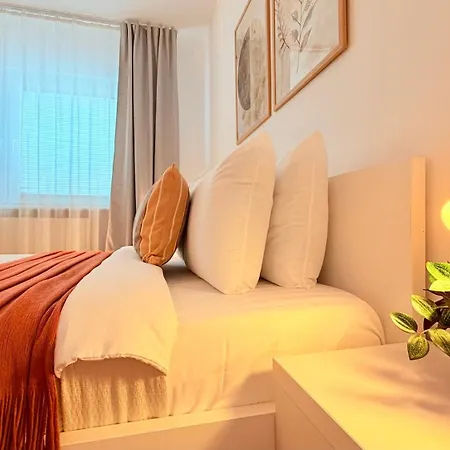Golden Brown Comfort - Warm Bright 1br Bucharest