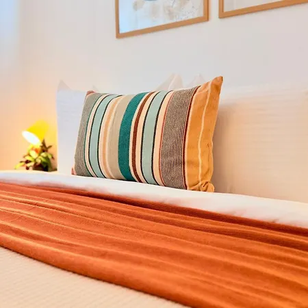 Golden Brown Comfort - Warm Bright 1br Bucharest