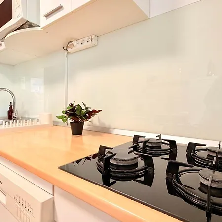 Golden Brown Comfort - Warm Bright 1br Apartment