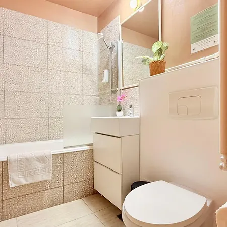 Golden Brown Comfort - Warm Bright 1br Apartment Bucharest