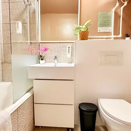 Golden Brown Comfort - Warm Bright 1br Apartment *