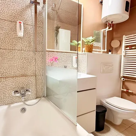 Golden Brown Comfort - Warm Bright 1br *