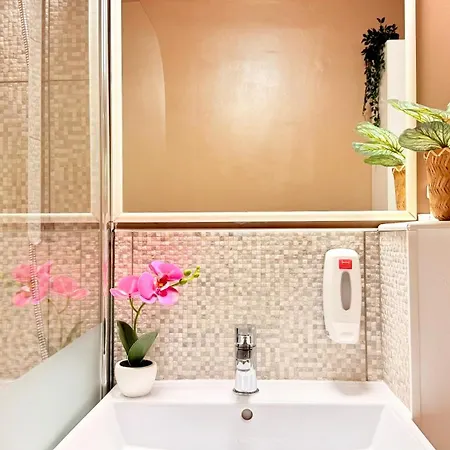 Golden Brown Comfort - Warm Bright 1br Apartment Bucharest