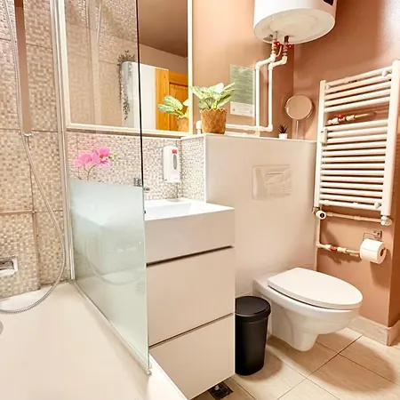 Apartment Golden Brown Comfort - Warm Bright 1br *